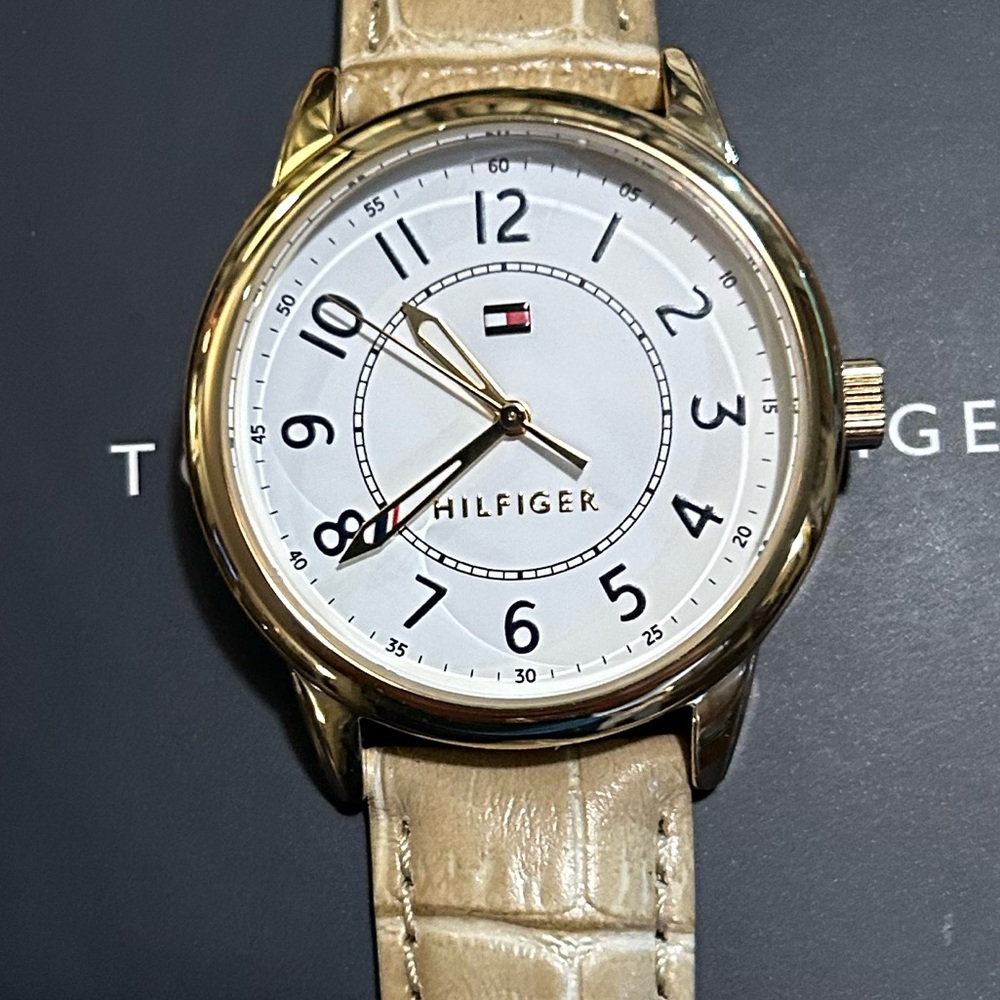 TOMMY HILFIGER WATCH WITH 38MM WHITE FACE & BEIGE LEATHER BAND.
